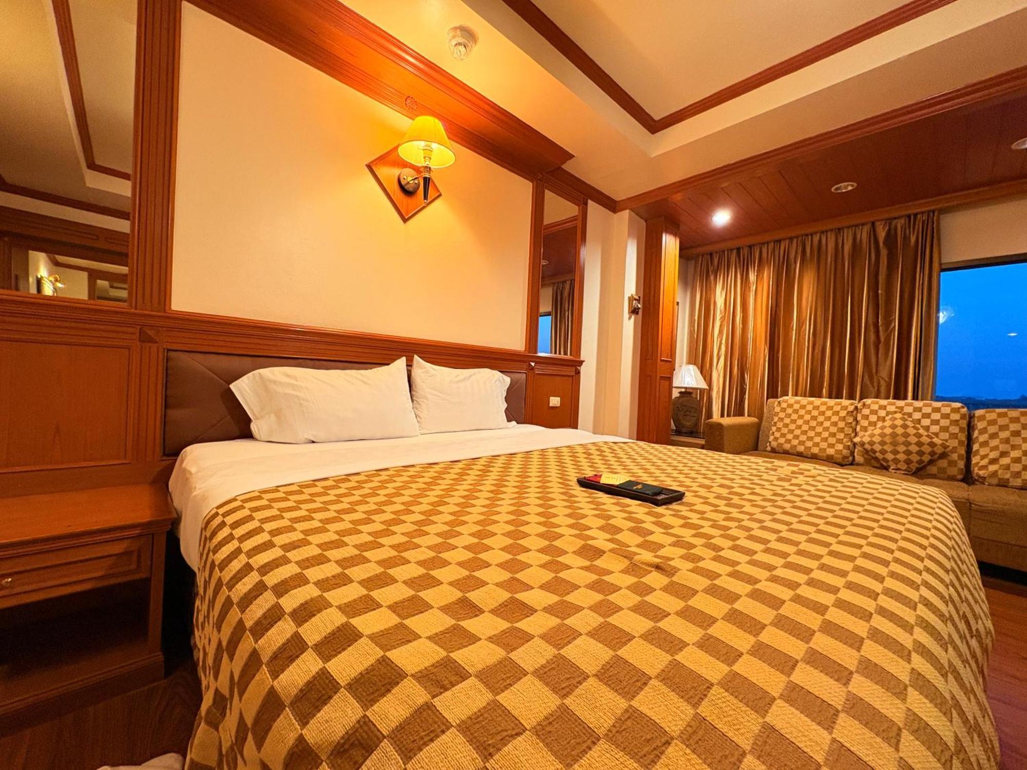Taksilahotel Maha Sarakham Extérieur photo